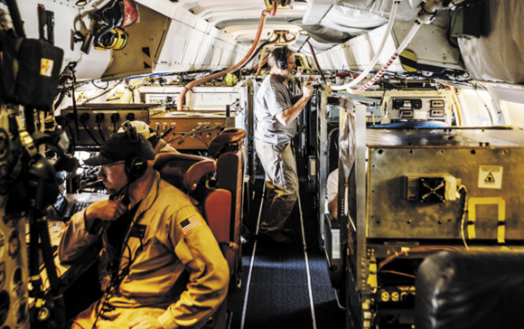 חוקרים בבטן המטוס