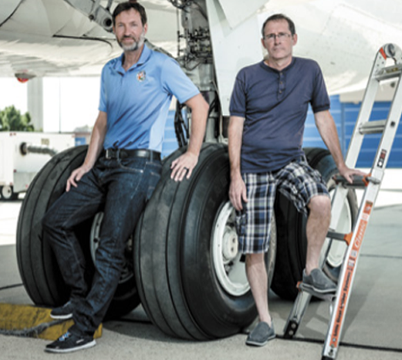 וורניק וקרופורד ליד גלגל המטוס