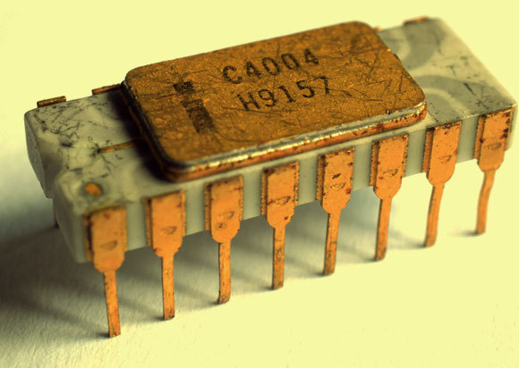 שבב 4004 של אינטל משנות ה-70 המוקדמות הכיל כ-2,300 טרנזיסטורים | צילום: Thomas Nguyen, ויקיפדיה