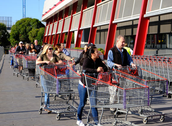 עדיף להזמין אם אפשר. תור ארוך מחוץ למרכול סמוך למלבורן, אוסטרליה | צילום: Graham Drew Photography, Shutterstock