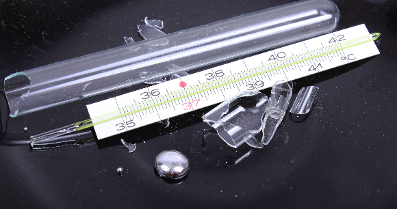 מדחום כספית שבור עם טיפת כספית | צילום: bergia, Shutterstock