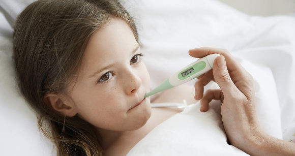 ילדה מודדת חום במדחום דיגיטלי | צילום: sirtravelalot, Shutterstock