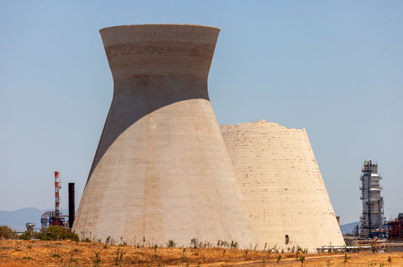 פעלו כמגדלי קירור עד שנת 2009 והפכו לאחד הסמלים של מפרץ חיפה. המגדלים לאחר הקריסה | צילום: StockStudio Aerials, Shutterstock