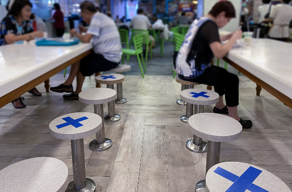 סימונים לשמירת מרחק במסעדה בסינגפור | צילום: kandl, Shutterstock