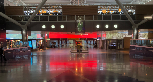 נמל התעופה "קנדי" בניו יורק ריק מנוסעים, מרץ 2020 | צילום: HFA_Illustrations, Shutterstock