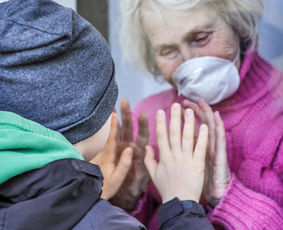 סבתא ונכד מופרדים במחיצה | צילום: Alonafoto, Shuttestock