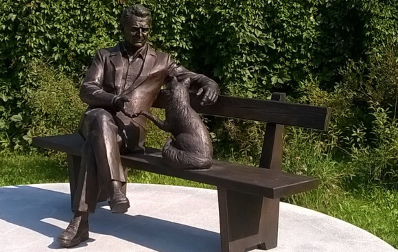 פסל של בליאייב עם שועל | צילום: Sirozha, ויקיפדיה