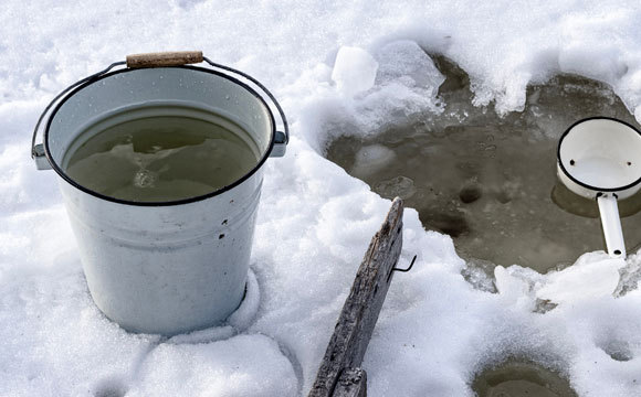 דלי של מי קרח | צילום: Semiglass, Shutterstock
