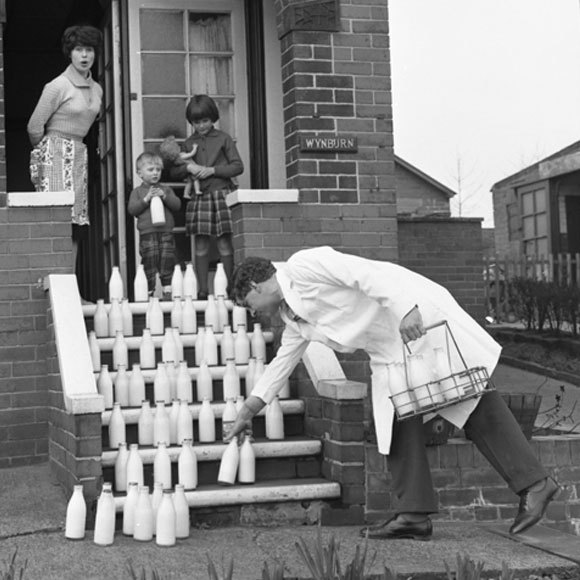 למרות היסטוריה של צריכת חלב? בקבוקי חלב על מדרגות בית בבריטניה, פרסומת לחלוקת חלב | Worldwide Photography, Heritage Images, SPL