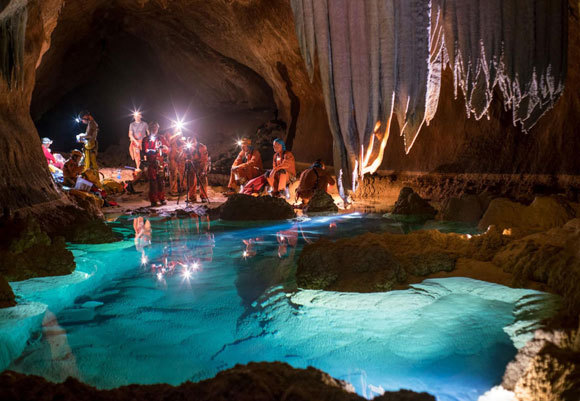 אסטרונאוטים מחמש סוכנויות חלל חוקרים מערה בסרדיניה, כהכנה למשימות על הירח או על מאדים | צילום: V.CROBU, ESA