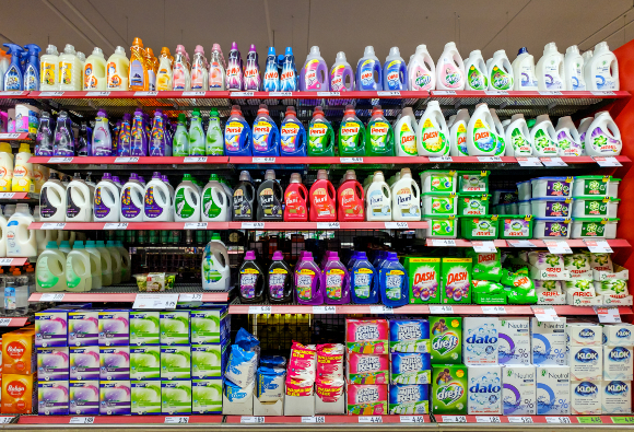 חומרי כביסה במרכול בהולנד | צילום: www.hollandfoto.net, Shutterstock