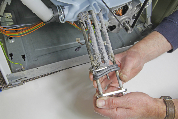 הצטברות אבנית על גוף החימום | צילום: Richard z, SHutterstock