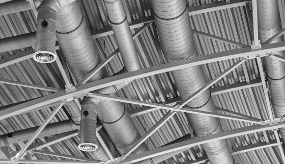 צנרת מיזוג במבנה תעשייתי | צילום: vkilikov, Shutterstock