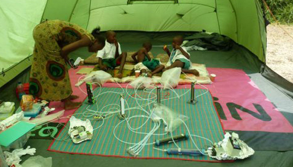 אוספים את האוויר סביב הרגלים ושואבים אותו לבדיקת הרכבו. בדיקת הילדים בקניה | צילום: אוניברסיטת וחנינגן, Jetske de Boer