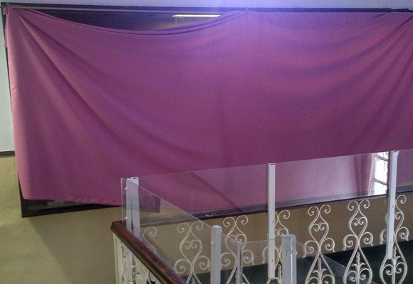 וילון מסתיר את תערוכת האדם הקדמון במוזיאון הטבע בירושלים | צילום: מיכאל בכנר