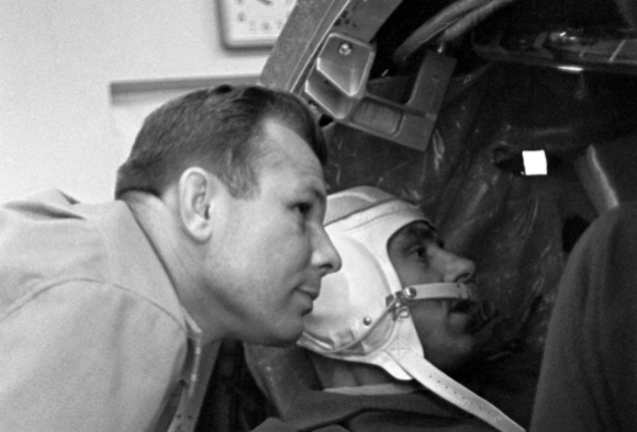 ידעו על התקלות והבעיות בחללית. קומרוב (מימין) עם גגרין בהכנות לשיגור | צילום: Science Photo Library