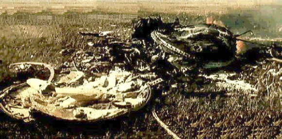 המצנח לא נפתח. שרידי החללית סויוז-1 לאחר שהתרסקה ועלתה באש | צילום: סוכנות הידיעות הסובייטית