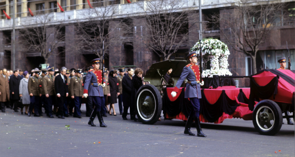 ​טייס ניסוי מקצועי עד הרגע האחרון. הלווייתו של קומרוב במוסקבה | צילום: Science Photo Library