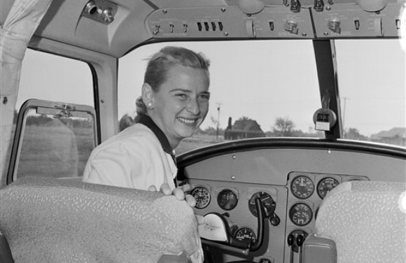 התמודדה בהצלחה עם שעות טיסה ארוכות לבד, אזורים לא מוכרים, תקלות ואתגרים. קוב בתא הטייס | מקור: לא ידוע