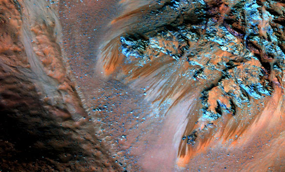 מים עונתיים על אמדים: חוקרים מעריכים כי הפסים הכהים בצילום הלוויין נוצרים מהפשרת קרח בקיץ | מקור: NASA / JPL-CALTECH / UNIVERSITY OF ARIZONA