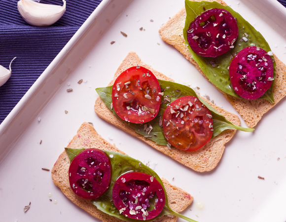 הטעם זהה, אבל העגבניות הסגולות מכילות הרבה יותר נוגדי חמצון | צילום: דרור עינב