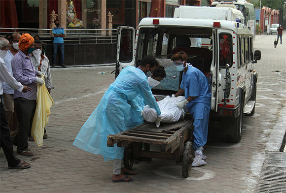 עקב העומס חלק מהחולים הקשים כלל לא מגיעים לאשפוז וחלקם מתים בביתם. מת קורונה בהודו | מקור: Exposure Visuals, Shutterstock