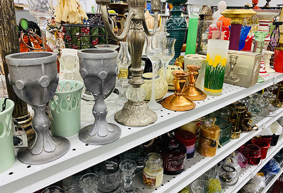 *תמונה של כלים בחנות יד שנייה*. צילום: ZikG Shutterstock