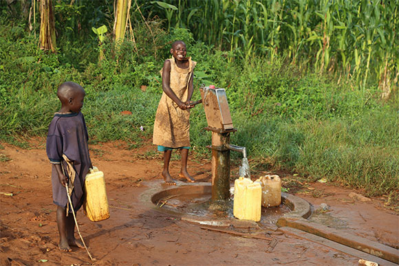 בכל מקום נראות שיירות של הולכי רגל הנושאים בידיהם, על גבם או על ראשיהם ג'ריקנים צהובים אל הבאר המקומית. | צילום: דוד בן דוד