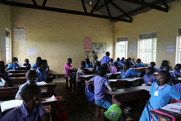 אנגלית מלמדת אותם להכיר את מה שיש לעולם הגדול להציע, או לפחות לרובו. צילום: דוד בן דוד