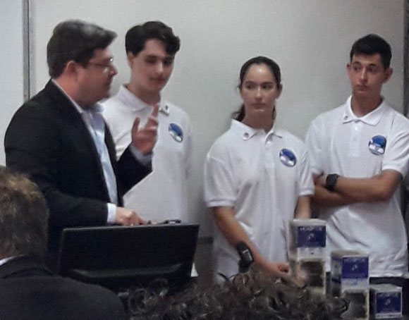 שר המדע אקוניס עם התלמידים שעבדו על הלווין | איתי נבו