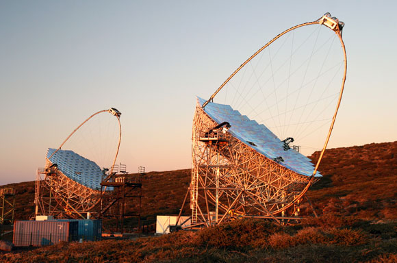 מראות בקוטר 17 מטרים. גלאי MAGIC באיים הקנריים לאיתור | צילום: Robert Wagner, Max Planck Institute for Physics