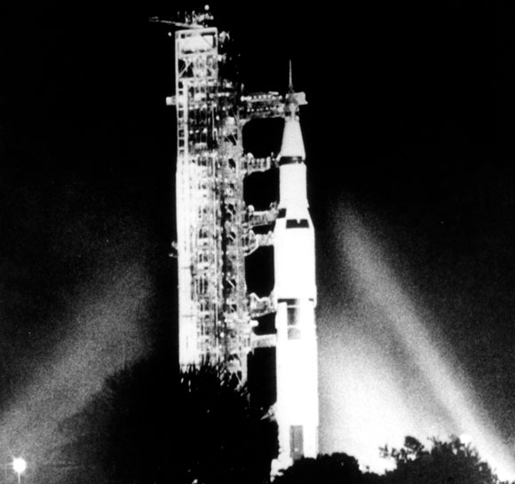 משימה מורכבת שנועדה לעמוד באתגרים מסובכים. אפולו 12 על טיל השיגור בנובמבר 1969 | צילום: NASA