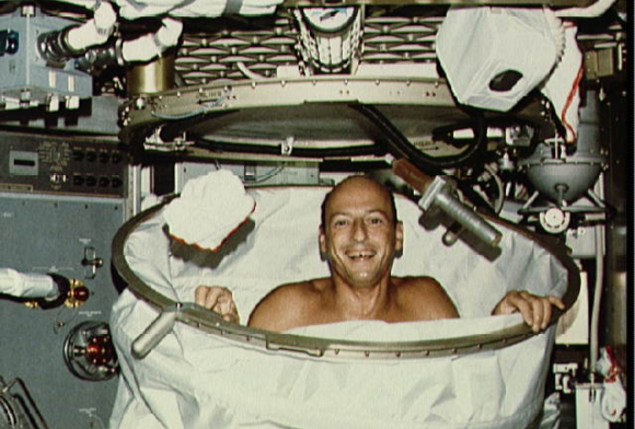 החמיץ את ההזדמנות להיות האדם הראשון על הירח. קונרד מתקלח בתחנת החלל "סקיילאב" | צילום: NASA