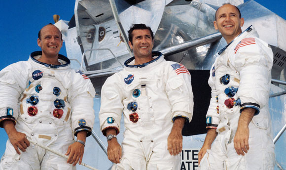 חברים טובים בעבודה, באימונים ובחיים הפרטיים. מימין: בין, גורדון וקונרד על מתקן אימונים של רכב הירח | צילום: NASA