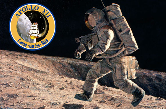 ספינת מפרש סביב הירח. תג המשימה של אפולו 12, על רקע ציור של אלן בין | מקור: NASA, The Alan Bean Gallery