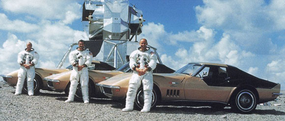 אהבו גם להנות והשוויץ. מימין: בין, גורדון וקונרד עם מכוניות הקורבט על רקע דגם של רכב הנחיתה | צילום: חברת שברולט