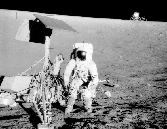 לא הצליחו לעשות סלפי ראשון על הירח. קונרד עם Surveyor-3, ברקע רכב הנחיתה Intrepid | צילום: NASA