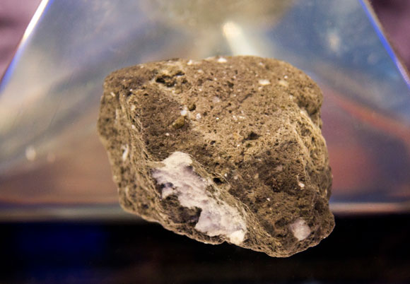 ממצאים שעזרו לפתח את התיאוריות על היווצרות הירח. אחד הסלעים שאספנו אנשי אפולו 12 | צילום: Science Photo Library