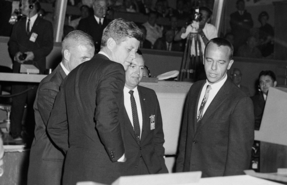 קראפט (במרכז) עם הנשיא קנדי (משמאל) במרכז הבקרה, ועם האסטרונאוטים אלן שפרד (מימין) וג'ון גלן (מוסתר חלקית) | מקור: NASA