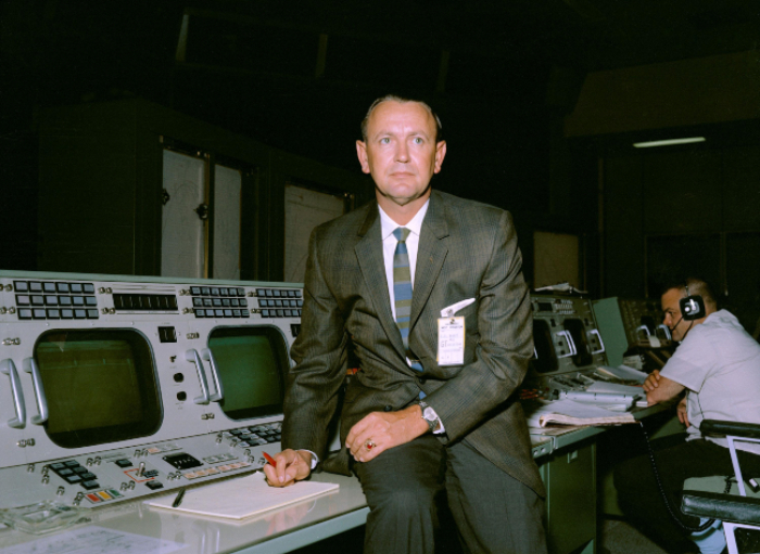 הוביל את התפיסה כי הפקח הוא האחראי העליון על המשימה ואין לערער על קביעותיו. קראפט במרכז הבקרה | צילום: NASA