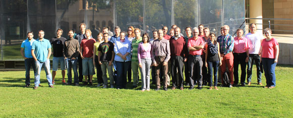 מאמץ רב-לאומי. אביב אופיר (במרכז, בחולצת פסים), עם צוות CARMENES בכינוס בברצלונה | צילום באדיבותו