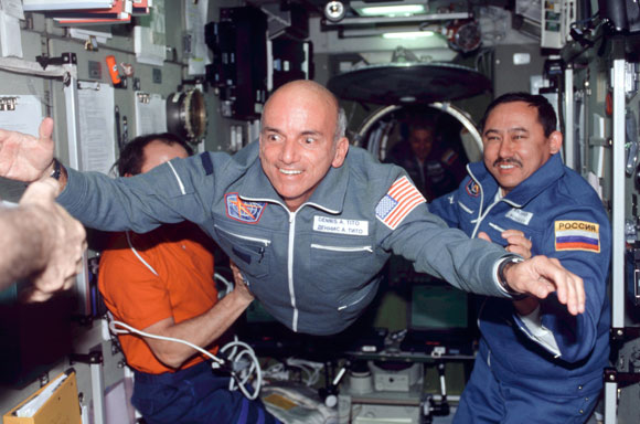 פרץ את הדרך. תייר החלל הראשון, דניס טיטו, מרחף אל תוך תחנת החלל הבינלאומית | צילום: Science Photo Library