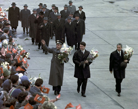 אזרחים בחלל. פאוקטיסוב (מימין) יגורוב וקומרוב במצעד נצחון לאחר משימת ווסחוד-1 | צילום: Science Photo Library