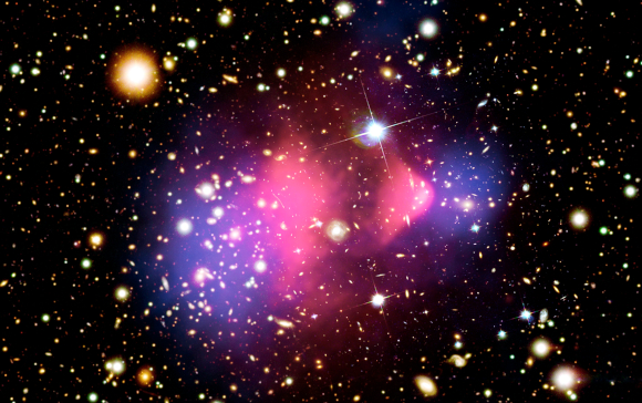 התנגשות צבירי גלקסיות. באדום: התפלגות החומר הרגיל; בכחול: התפלגות החומר האפל | מקור: Science Photo Library