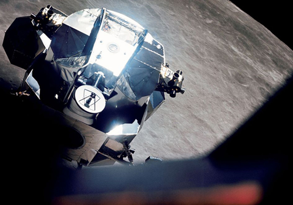 רכב הירח סנופי כפי שהוא נראה מחלון רכב הפיקוד צ'רלי בראון בעודם מחוברים | צילום: נאס"א 