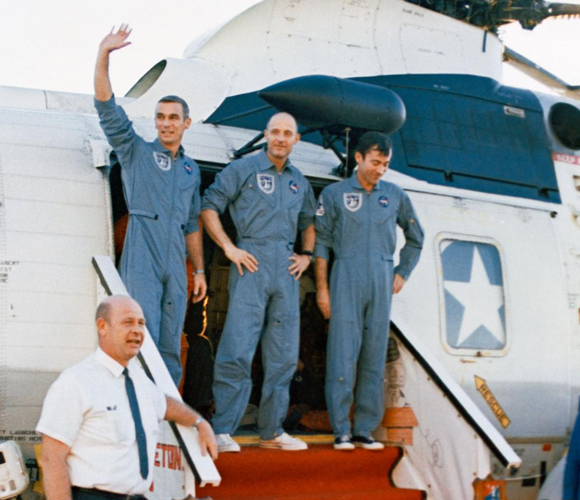 סיום מוצלח: יאנג (מימין), בטאפורד וסרנן יורדים מהמסוק על סיפונה של ה"פרינסטון" אחרי שמונה ימים בחלל | צילום: נאס"א