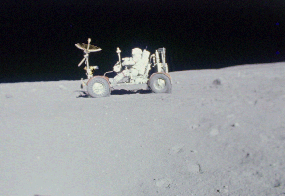 לנהוג קילומטרים על הירח. ג'ון יאנג, מפקד אפולו 16, ברכב השטח הירחי | מקור: Science Photo Library