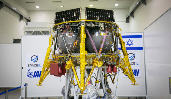 חללית קטנה מאוד למשימה לחלל העמוק, שרוב משקלה הוא הדלק. "בראשית" לקראת השיגור | צילום: SpaceIL