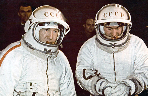 משימה רצופת תקלות. ליאונוב (משמאל) ובליאייב בהכנות לטיסת החלל ההיסטורית | מקור: Science Photo Library