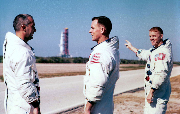 מתכוננים למשימה. משמאל: המפקד מקדיוויט, סקוט, ושווייקרט צופים אל טיל השיגור של אפולו 9 | צילום: נאס"א